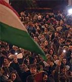 Rendszerbontó Nagykoncert: politikai üzenetek és tömegek a Hősök terén